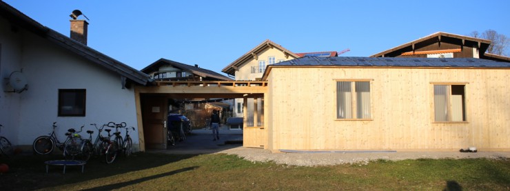 Die beiden Häuser sind durch ein Holzdach verbunden, um auch im Winter trocken vom Wohnhaus zur Küche zu gelangen 