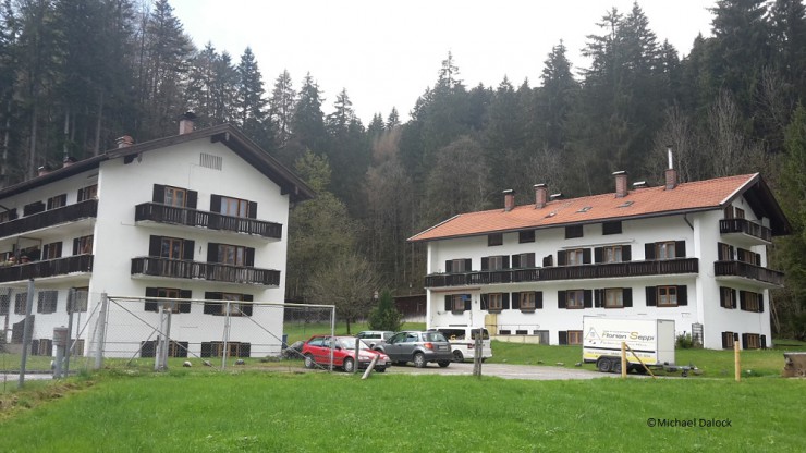 In Bad Wiessee wohnt man direkt am Wald und Sportplatz.