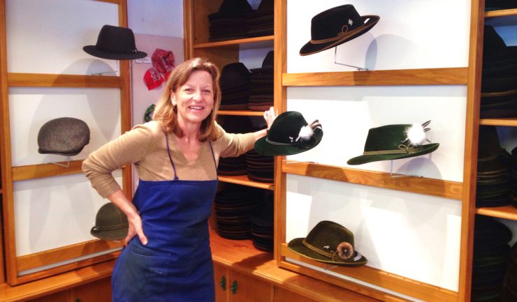 Doris Gollé stellt seit 20 Jahren Hüte in Handarbeit her. 