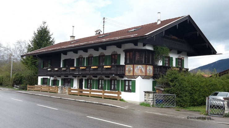 Grad noch in Kreuth, fast schon in Rottach-Egern liegen die Wohnungen in diesem Haus.