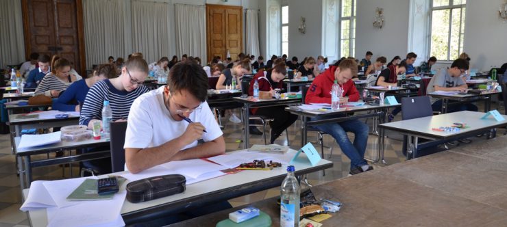 Volle Konzentration: Die 84 Abiturienten des Tegernseer Gymnasiums müssen in diesem Jahr zuerst Mathematik hinter sich bringen. 