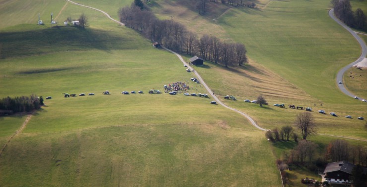 Bürger bilden mit ihren Autos eine Blechschlange gegen die geplante Südumfahrung von Holzkirchen – das Thema erhitzt seit Jahren die Gemüter.