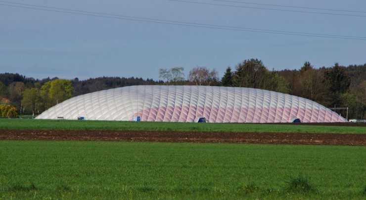  Die Traglufthalle ist zum Sinnbild für die Asylbewerber-Situation in Holzkirchen geworden. (Archivbild)