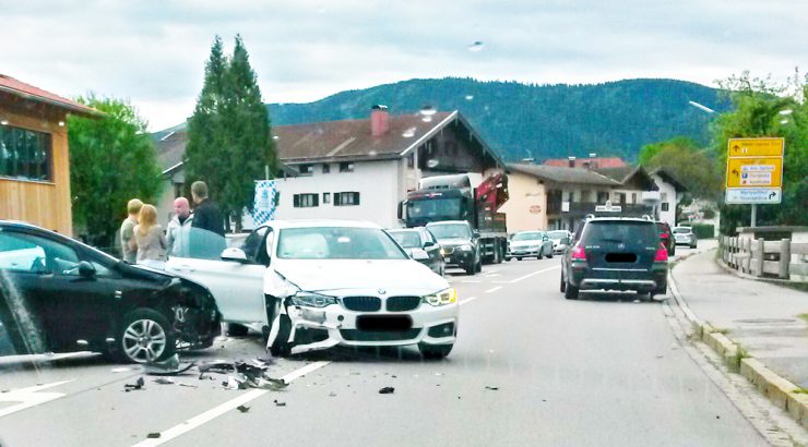 Bei dem Unfall heute früh wurden die zwei Autos erheblich beschädigt / Bild: Andreas Kolbinger