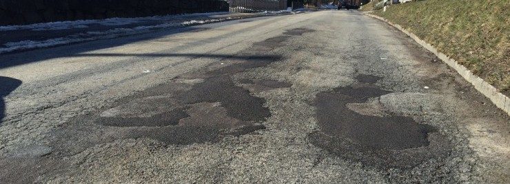 Der Winter hinterlässt Spuren - im gesamten Landkreis werden jetzt wieder Straßen saniert 