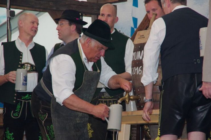 O'zapft is: Gerg von Preysing eröffnete mit seinem Bieranstich das Gmunder Volksfest 2016.