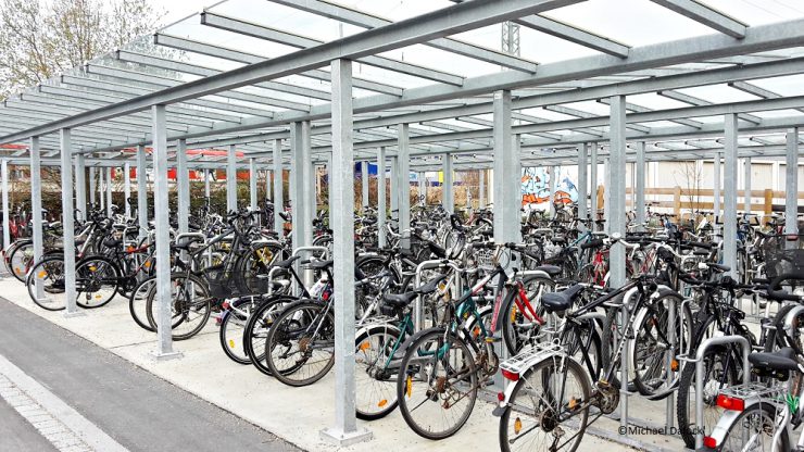 Abgestellte Fahrräder am Holzkirchner Bahnhof in der Erlkamer Straße sind ein beliebtes Ziel für Diebstähle. 