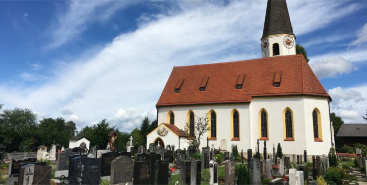 Der Otterfinger Friedhof grenzt direkt an die Kirche, fällt jedoch in den Verantwortungsbereich der Gemeinde. 