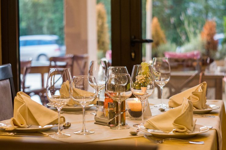 Erstklassige Tischdeko schraubt die Erwartungen des Gastes an das Essen in die Höhe / Bild: pixabay © neshom (CC0 Public Domain)