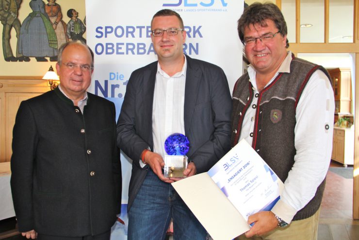  Foto (frei bei Nennung alpenPR): Bezirksvorsitzender Otto Marchner (l.) und Geschäftsführer Thomas Kern (r.)  gratulieren Thomas Spiesl.