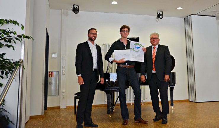Andreas Erhart (Mitte) mit Schulleiter Josef Schlemmer (rechts) und einem Vertreter der Stiftung Finanzbildung bei der Überreichung des 100-Euro-Schecks. 