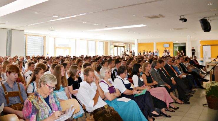 Die Abschlussfeier in der vollbesetzten Aula der Beruflichen Oberschule dauerte am Vormittag zweieinhalb Stunden.