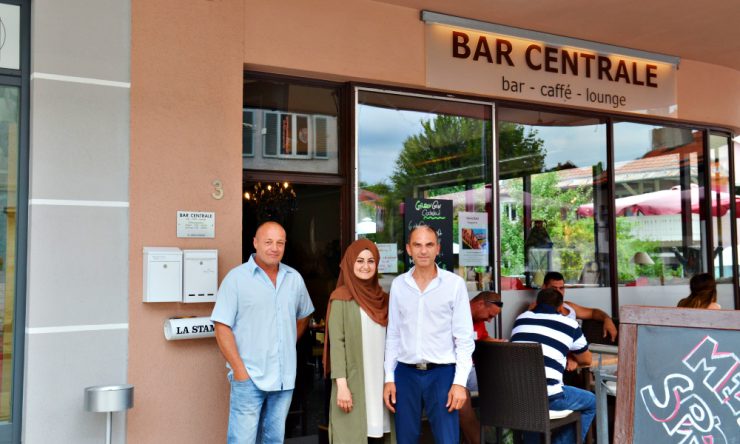 Freundliche Übergabe: Raffaele Bitetti (links) übergab die Bar Centrale Anfang Juni an die Familie Kiper (rechts). 