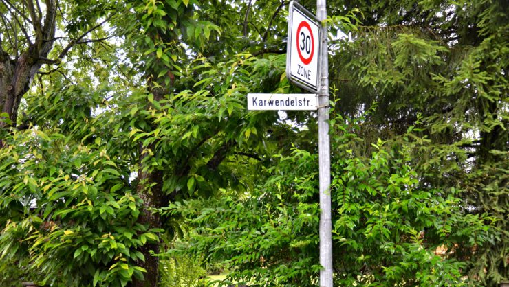Die Karwendelstraße ist bekannt für ihre vielen grünen Hecken, Bäume und Büsche. 