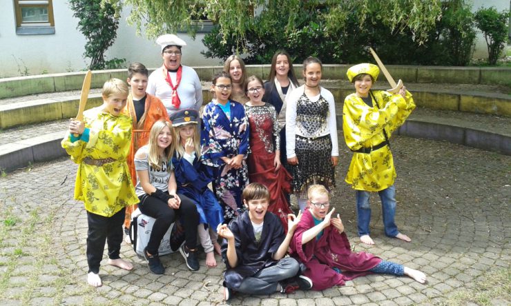Die Theater AG der Mittelschule Holzkirchen in ihren Kostümen für das aktuelle Stück "Ins Land der Marmeladenbrote" /Bild: Sabine Schreiber