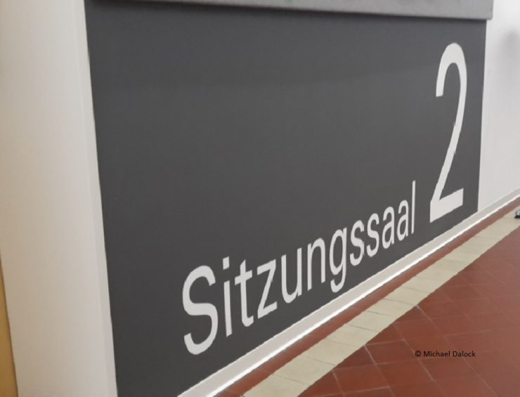 Im Sitzungssaal 2 im Amtsgericht in Miesbach wurde heute der eskalierte Nachbarschaftsstreit verhandelt. Eine Warngauerin hatte einen Miteigentümer mit Pfefferspray beschossen.