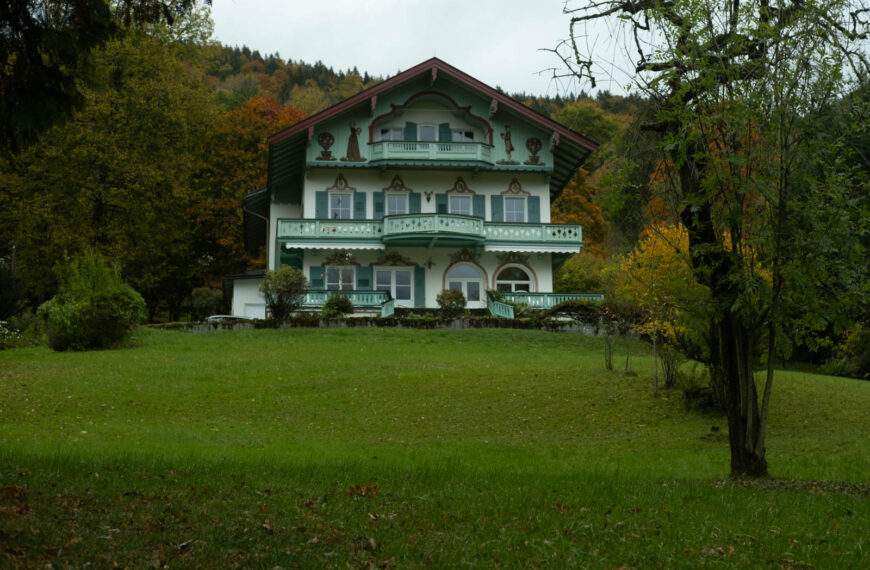 Tegernsee Villa am Abgrund: Innen- oder Außenbereich?