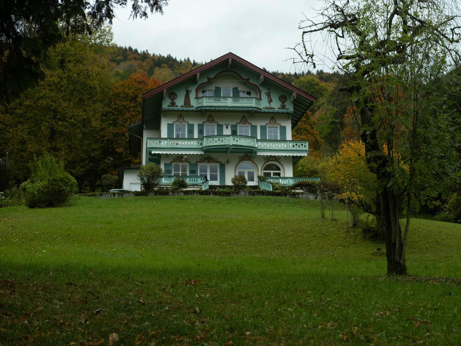 Tegernsee Villa am Abgrund: Innen- oder Außenbereich?